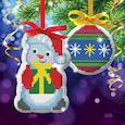:  - Новогодняя вышивка крестиком на елочной подвеске "Снеговик и елочная игрушка", основа 25x35 см